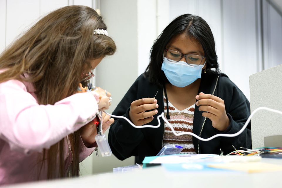 Middle school students work on a hands-on lesson during the Verizon Innovative Learning STEM Achievers program at Cal State LA.