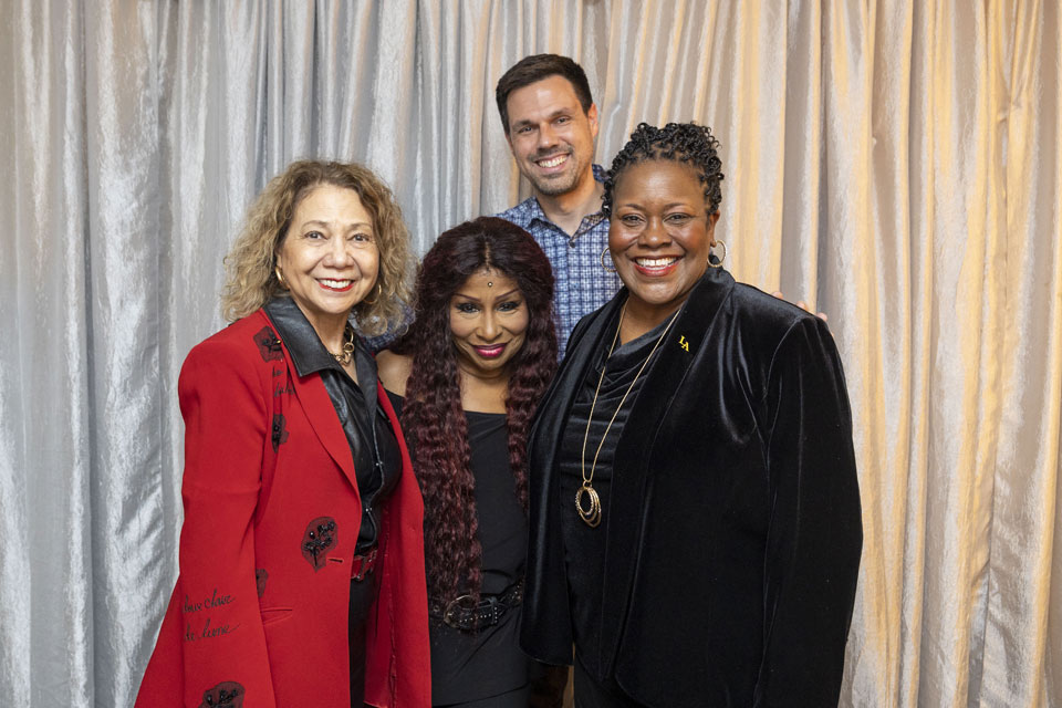 Chaka Khan posing for a photo with President Eanes, Chancellor Garcia.
