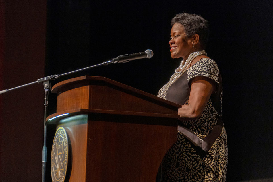 President Eanes speaks from behind a podium.